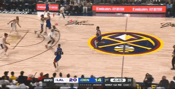 NBA赛场之穆雷真的敢啊，明明詹姆斯就在身后虎视眈眈！
   这个球简直太秀了。