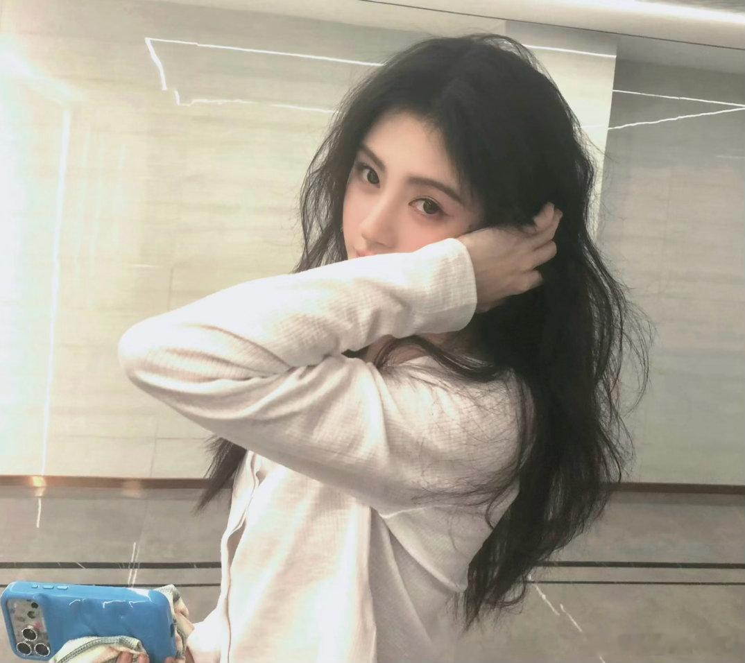 鞠婧祎  jjy鞠婧祎苏绿夏 jjy鞠婧祎万花世界 “越过万千美好去拥抱你.”?