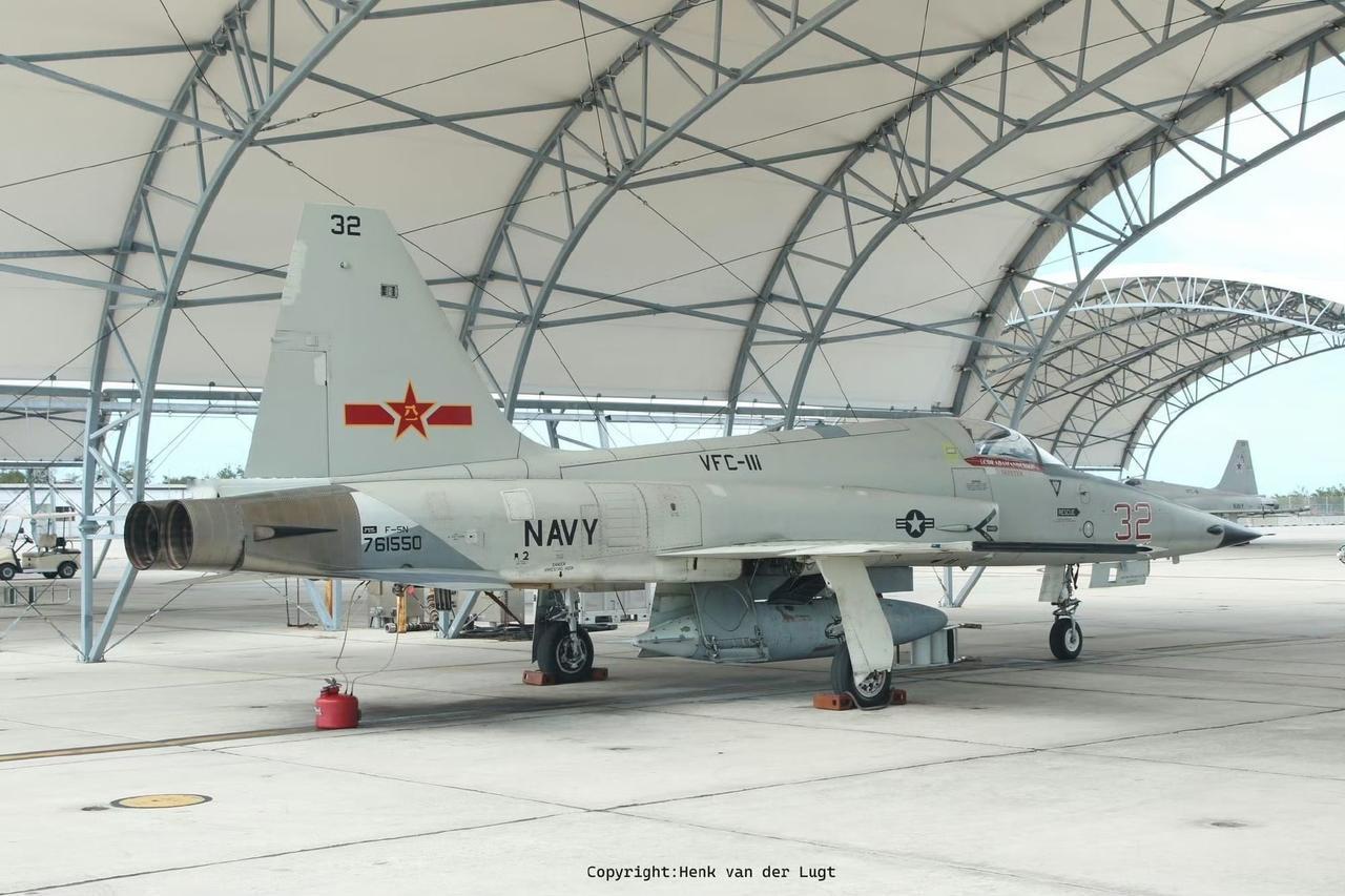 美国海军假想敌中队的战斗机，看机徽对标很明显嘛！你小鹰酱几个意思？