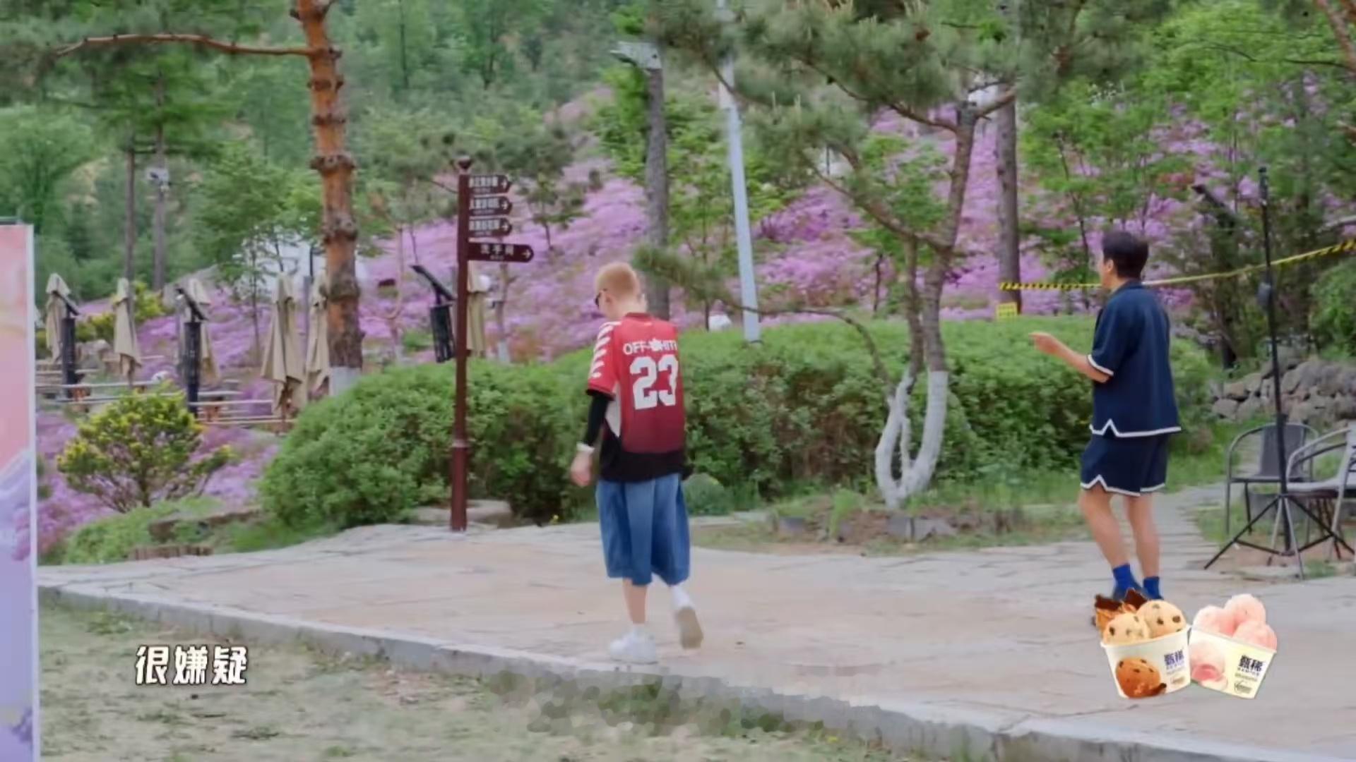 邓超的小心思藏不住了陈赫的预判有多离谱 在熟悉的伙伴面前，邓超不用刻意拘谨，心思