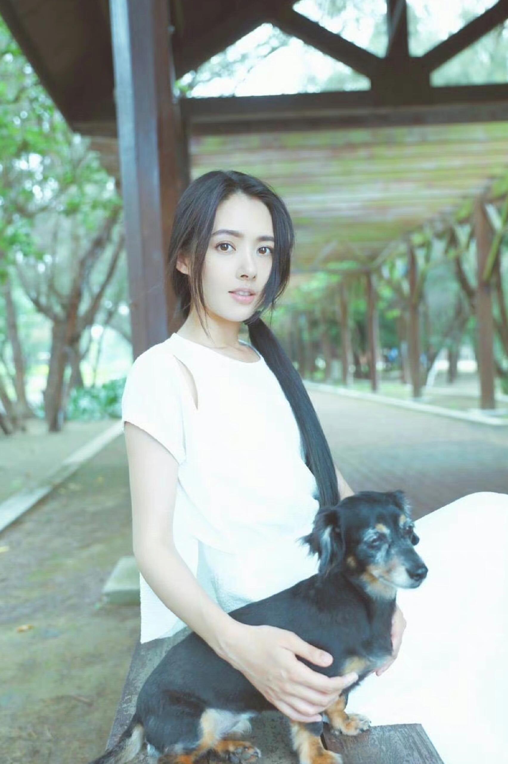 郭碧婷的美从不用任何加修饰 就是硬生生的美 ​​​