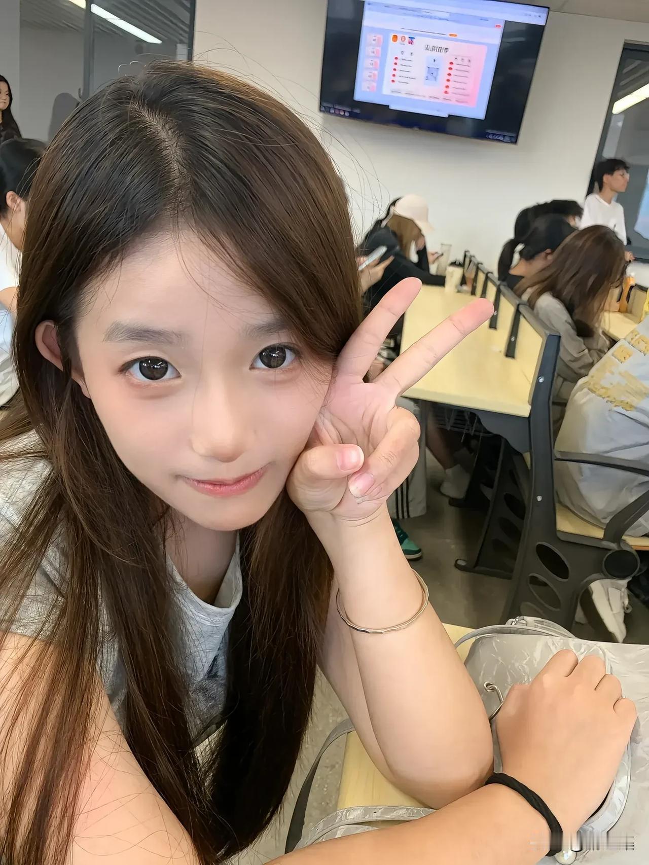 课间休息，拍个自拍放松一下。