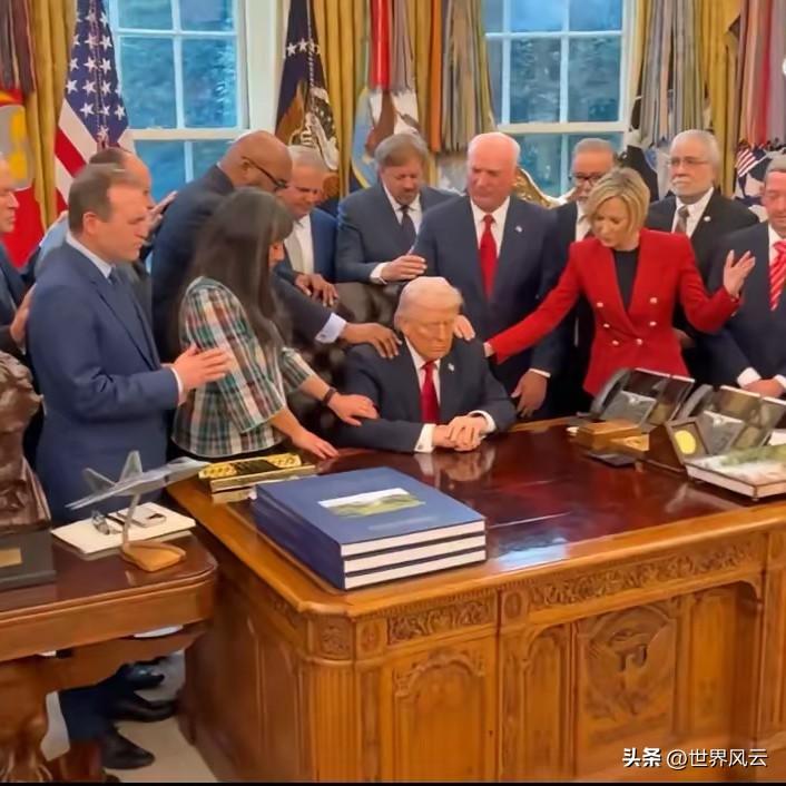 神棍国家！一群牧师在给世界上最强大的国家总统做法！

这事说来真够魔幻的。就在不