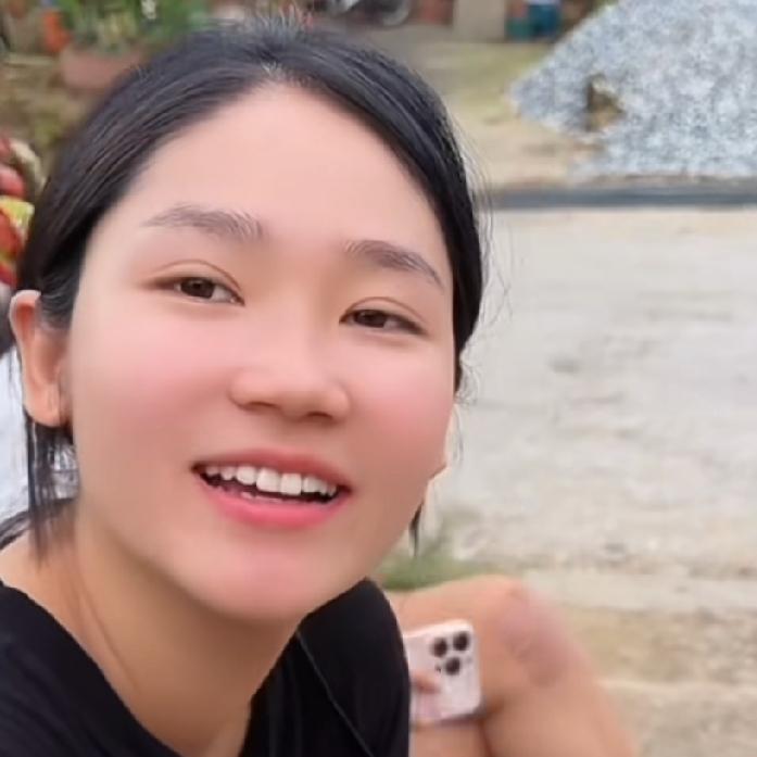 小松和秋秋的小叔小婶，真是一对奇才，两个人努力工作赚的钱也不少，小叔小婶依然欠着