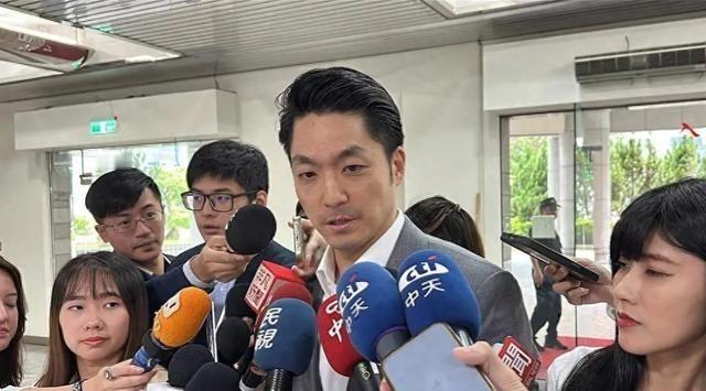 台北市市长蒋万安曾宣称，如果大陆继续在台海进行军机绕台和军演的话，他就要停掉双城