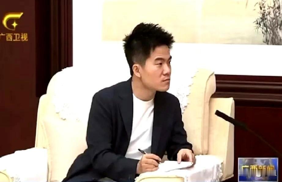 平时直播间里妙语连珠的董宇辉，突然西装革履坐得笔直记笔记，这画面活久见了吧？
