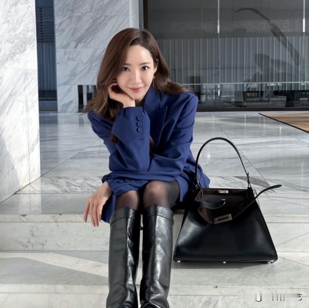 3日，演员朴敏英在自己的Instagram上传了照片。公开的照片中，朴敏英静坐在