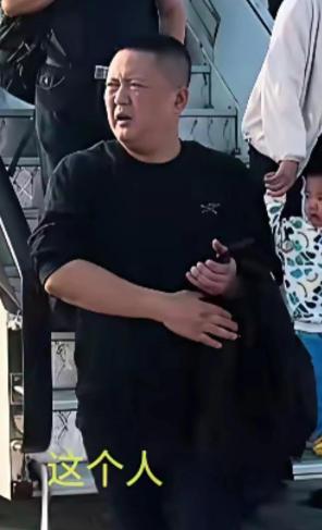 一看就不是善茬！网上传出东航航班上逼空姐下跪的那个欧某某，竟是这么个看着普普通通