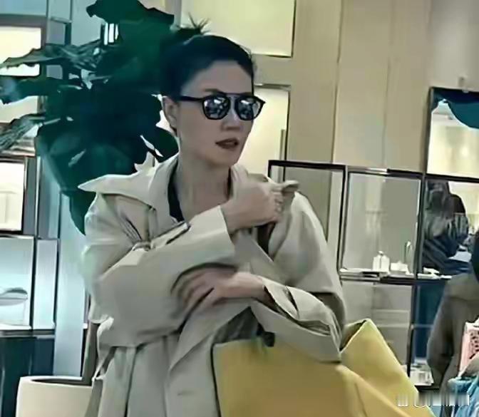 王菲活得洒脱不受拘束，极具个人特质。一直偏爱她，源于她低调真实，从不刻意炒作，活