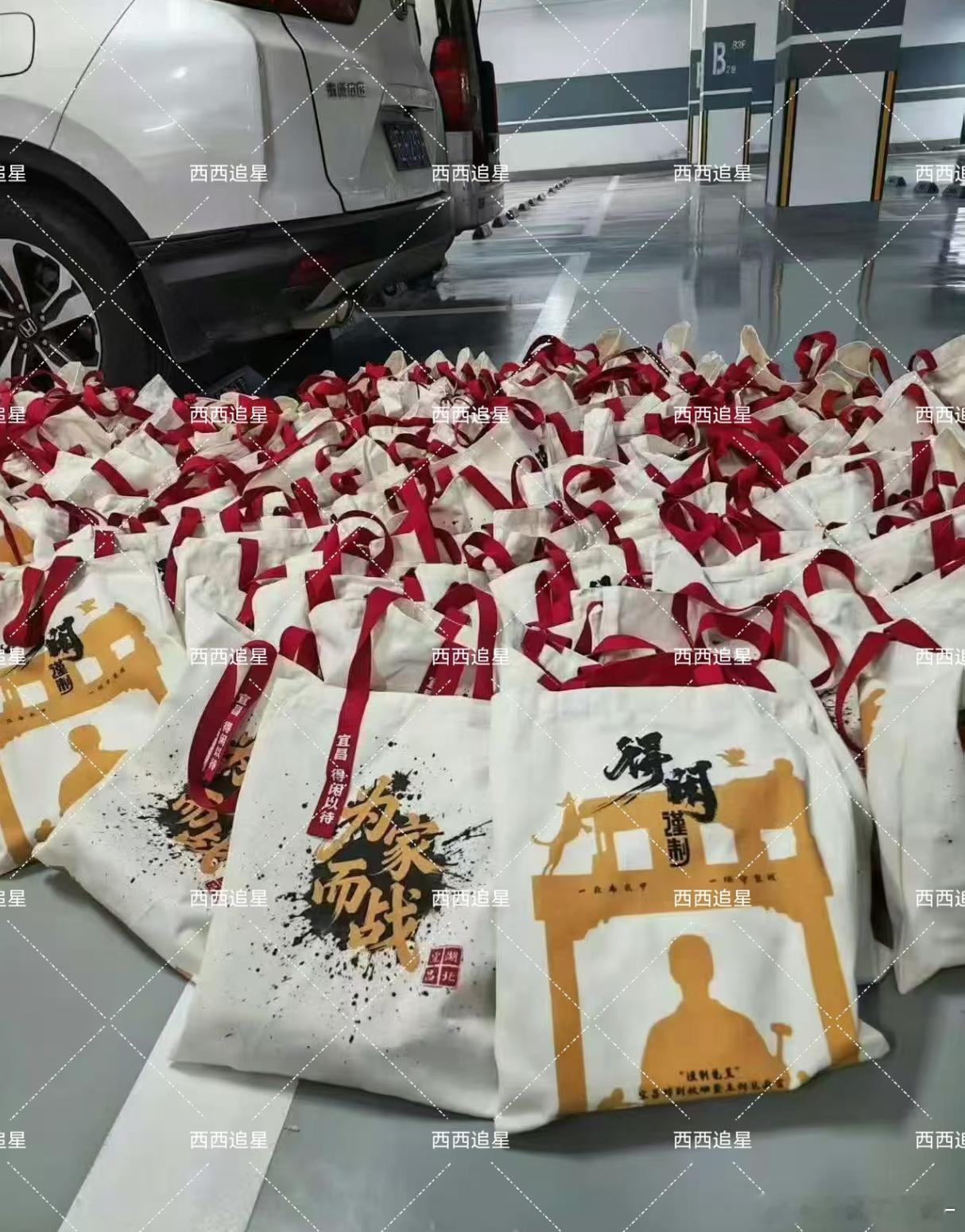 卧槽 去《得闲谨制》见面会还有周边领啊啊啊啊