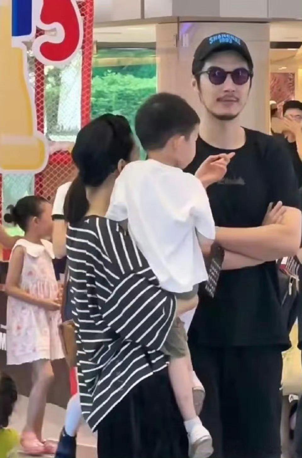 金世佳二胎女儿这么大了金世佳近期在昆明街头被偶遇带着3岁二胎女儿逛街，温柔陪伴的