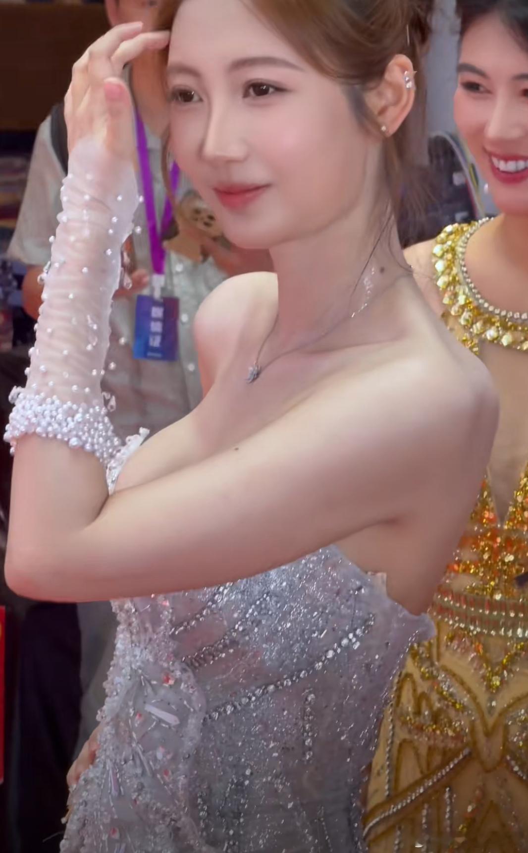 洋洋高锐’人比黄花瘦·吗◎清晨……谁柔情似水谁又小蘋初见◎黄昏……谁在花丛中谁又