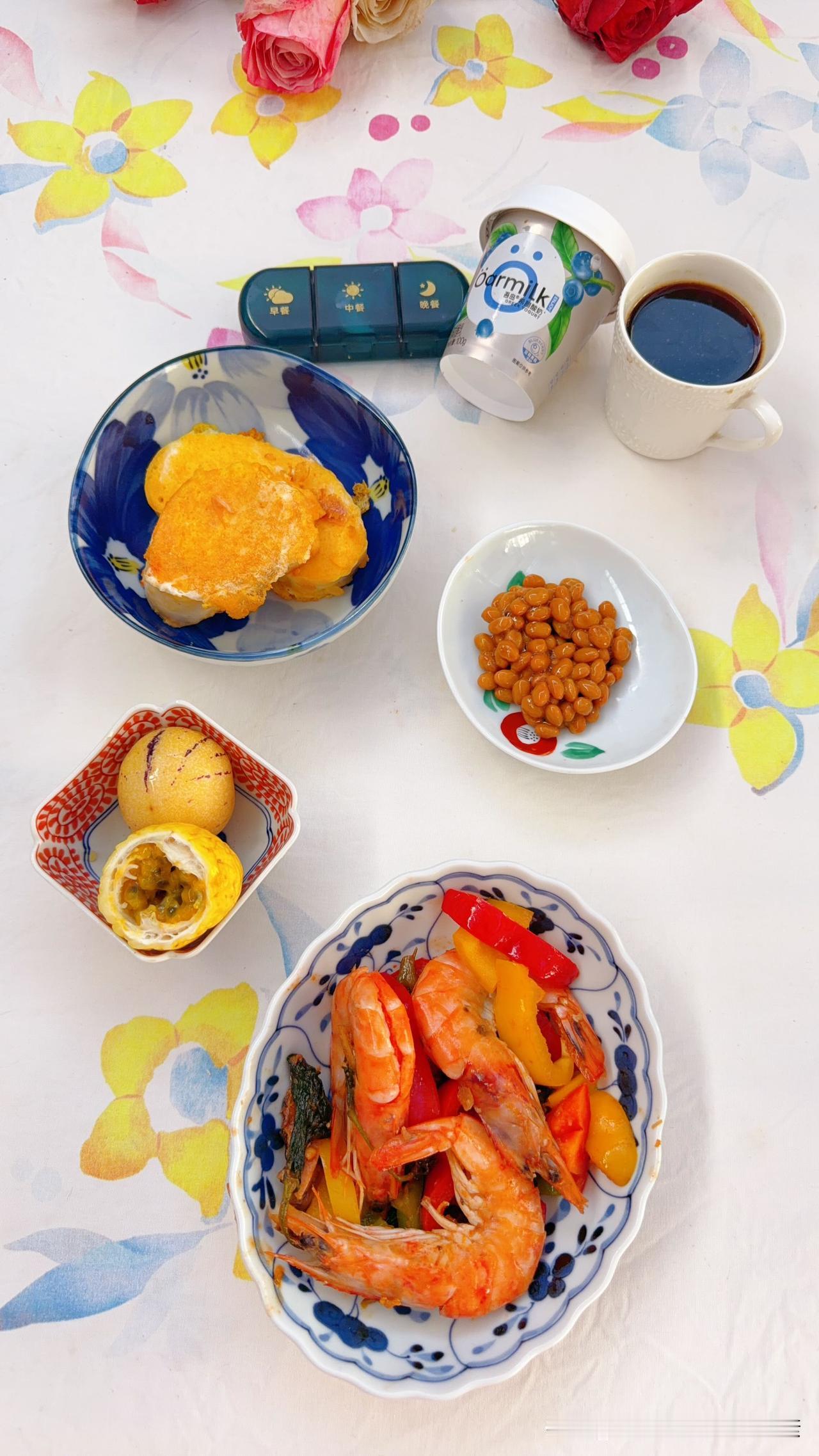 彩椒青岛大虾，虾仁新鲜Q弹，彩椒维生素C特别高，但不要长时间加热。山东千层馒头两