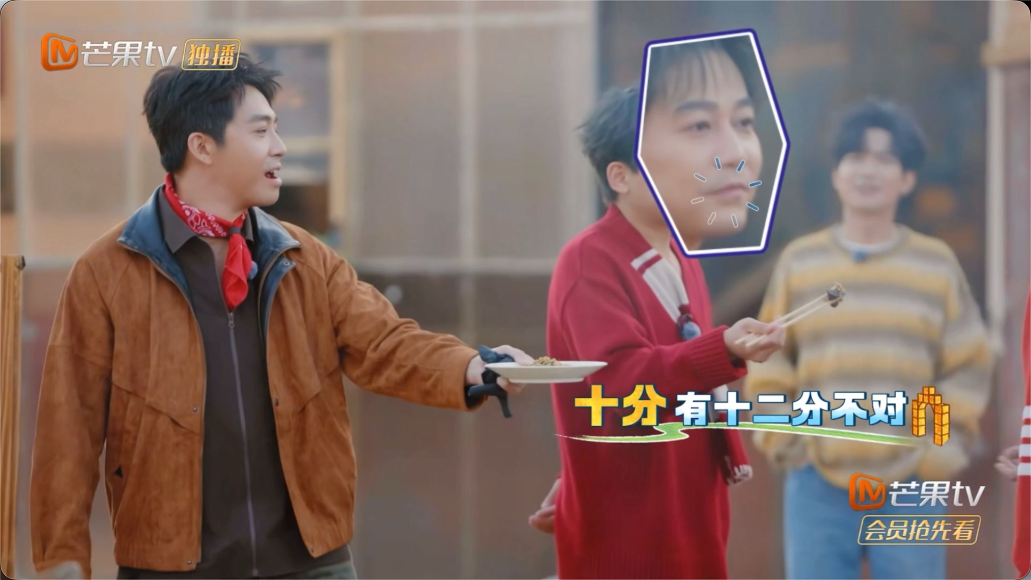 我忽悠朋友吃黑暗料理就苏醒这样 苏醒的投喂兵法太绝了！自己一口不吃，全程走位操作