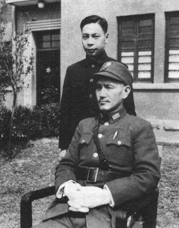 蒋介石是什么时候知道日本要投降的？
国民政府最早是在1945年8月10日傍晚得知