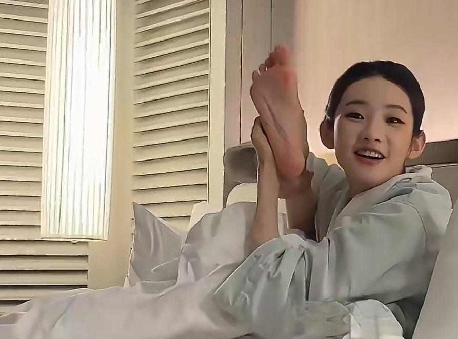 笑死人了，张艺凡的脚比脸长，39码的脚，真可爱，柔性性也太好了！