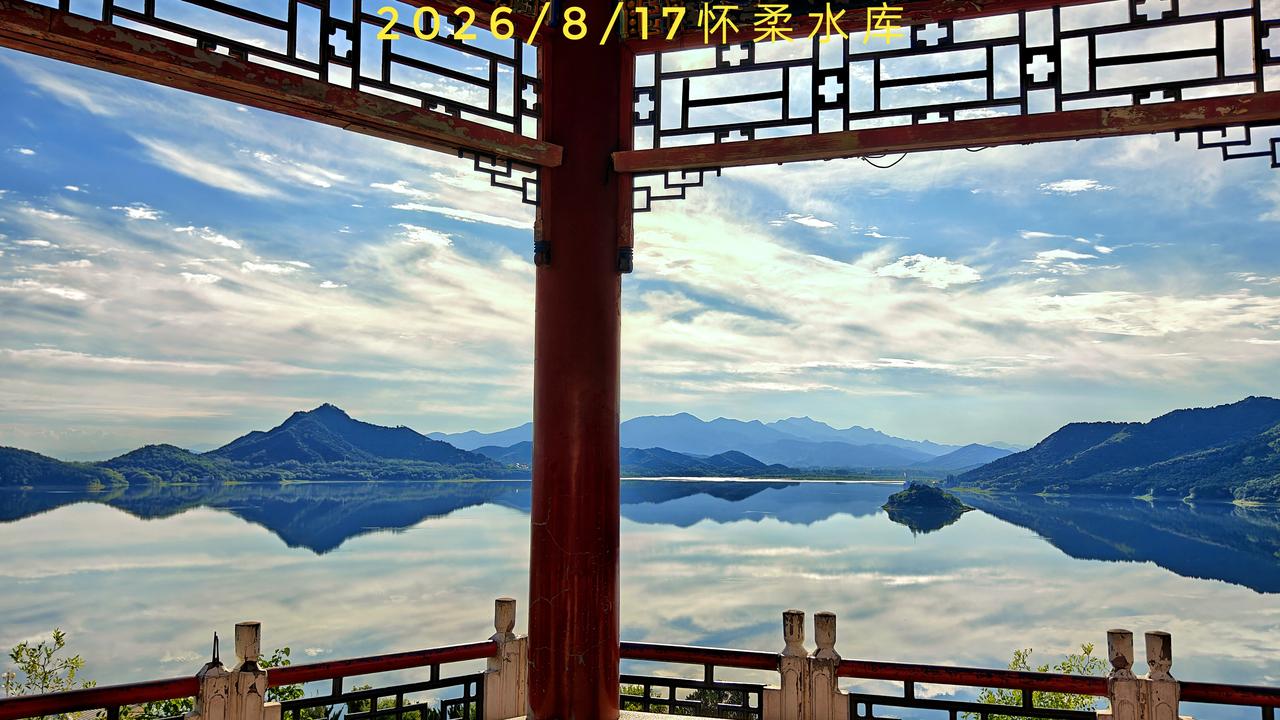 时隔数十年重返怀柔，一边是老城烟火，一边是普通人踏不进的雁栖湖。
 
几十年前单