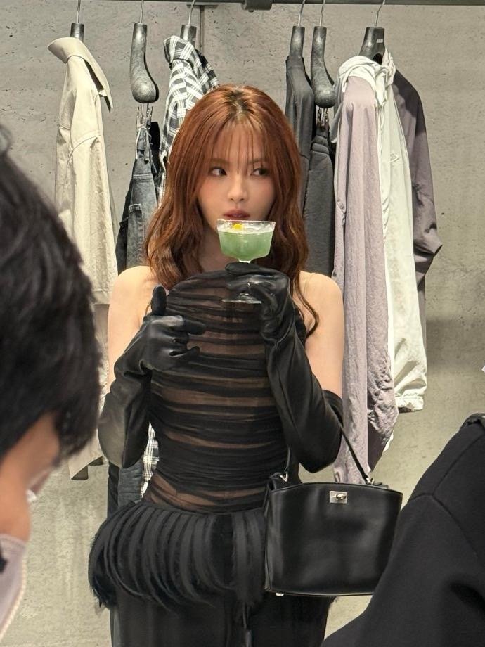 杨超越这一身黑裙配红发，在巴黎世家活动现场直接美到发光，生图状态也太能打了，这就