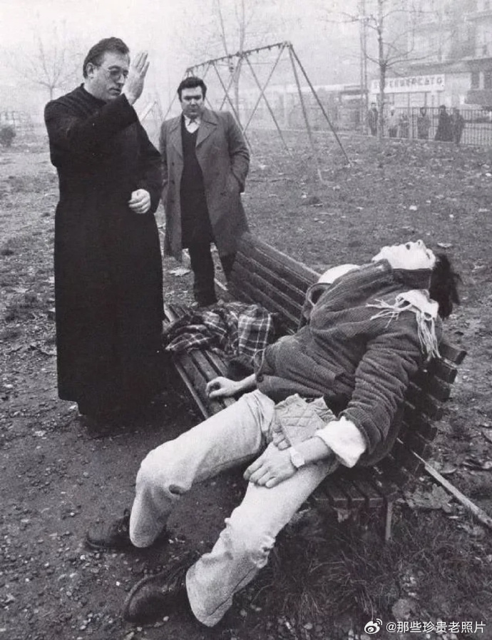 1980年，意大利米兰，一个神父在为去世的瘾君子做最终祷告。 
