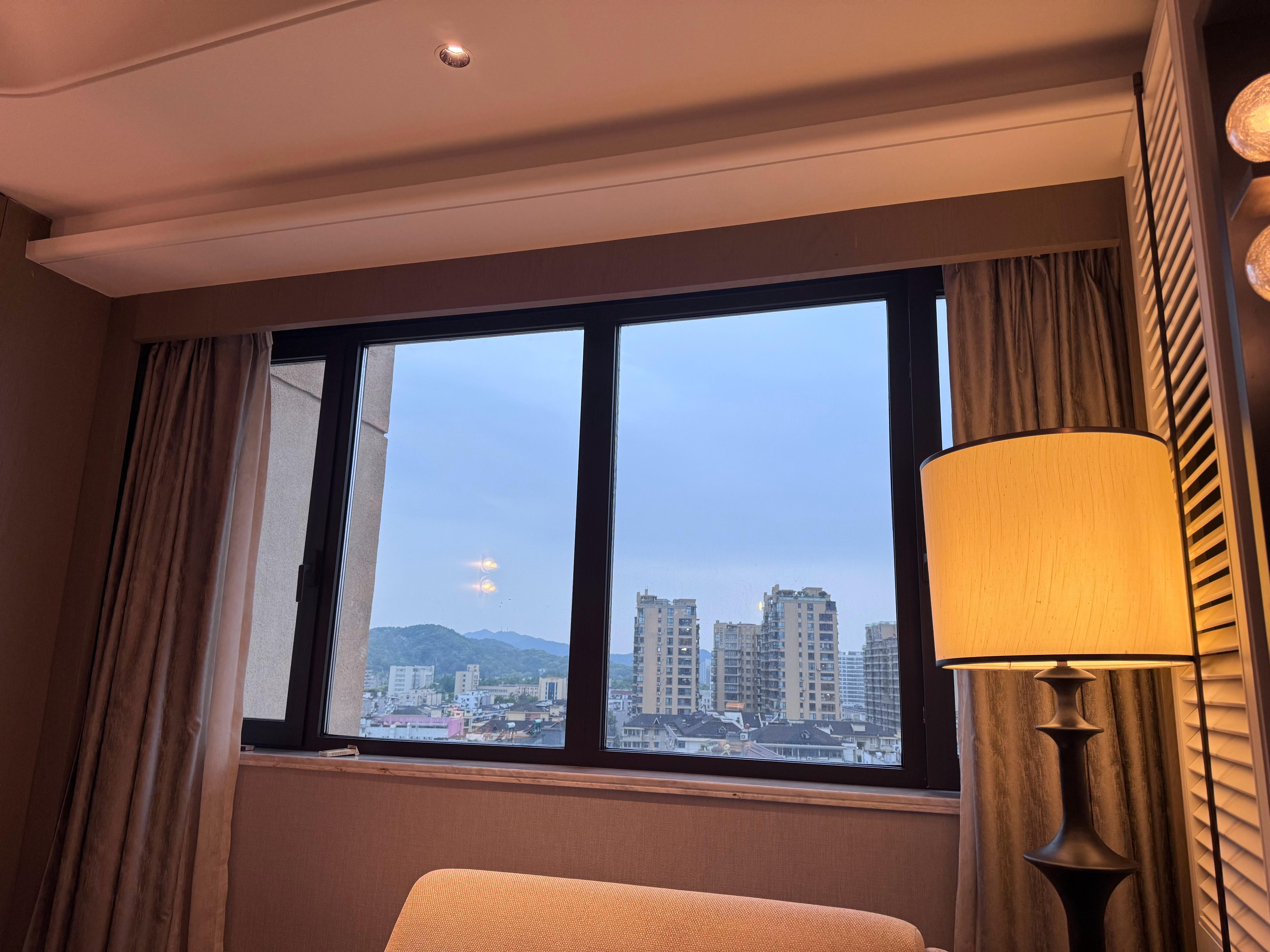 北漂这么多年，回杭州出差还是有亲切感，口味、体感、口音都能一下切换回来，甚至看眼