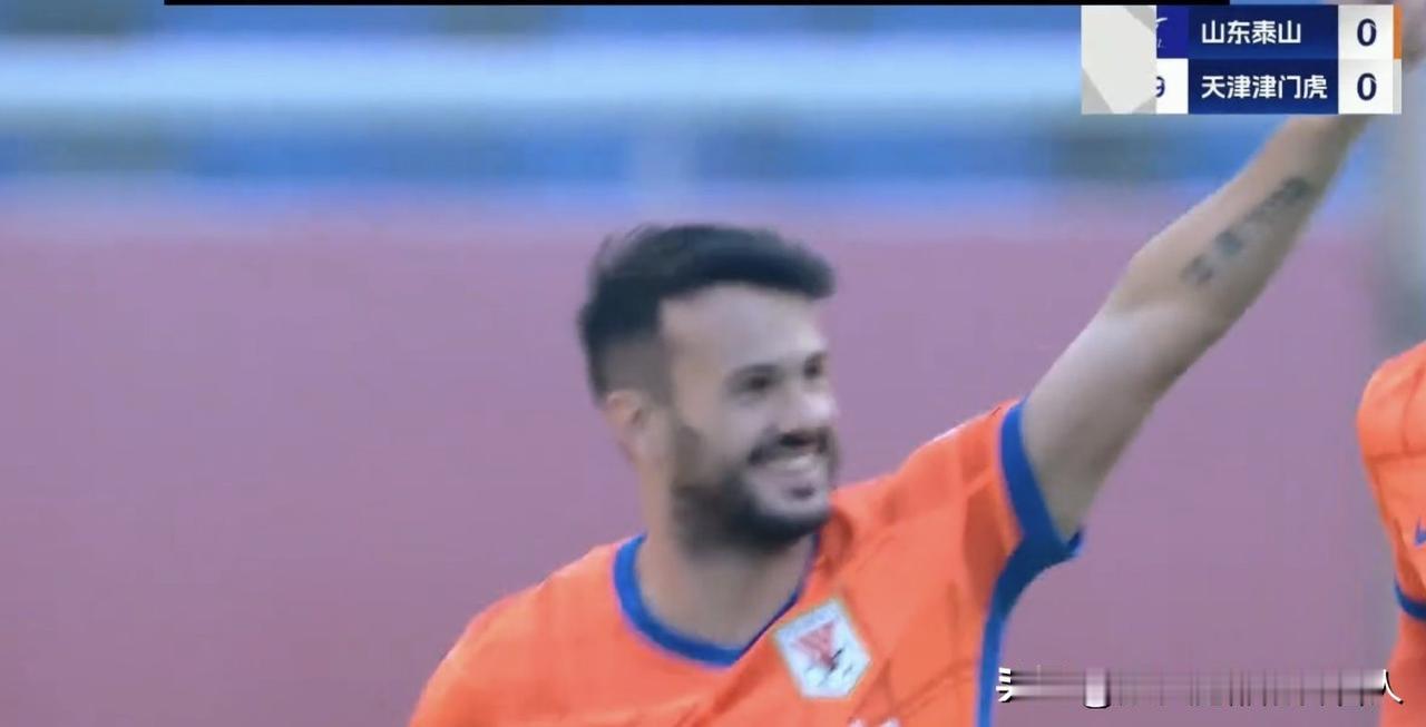 现眼的下半场！瓦科进球再失点，泰山主场2:1战胜10人天津！
上半场还是韩鹏执教