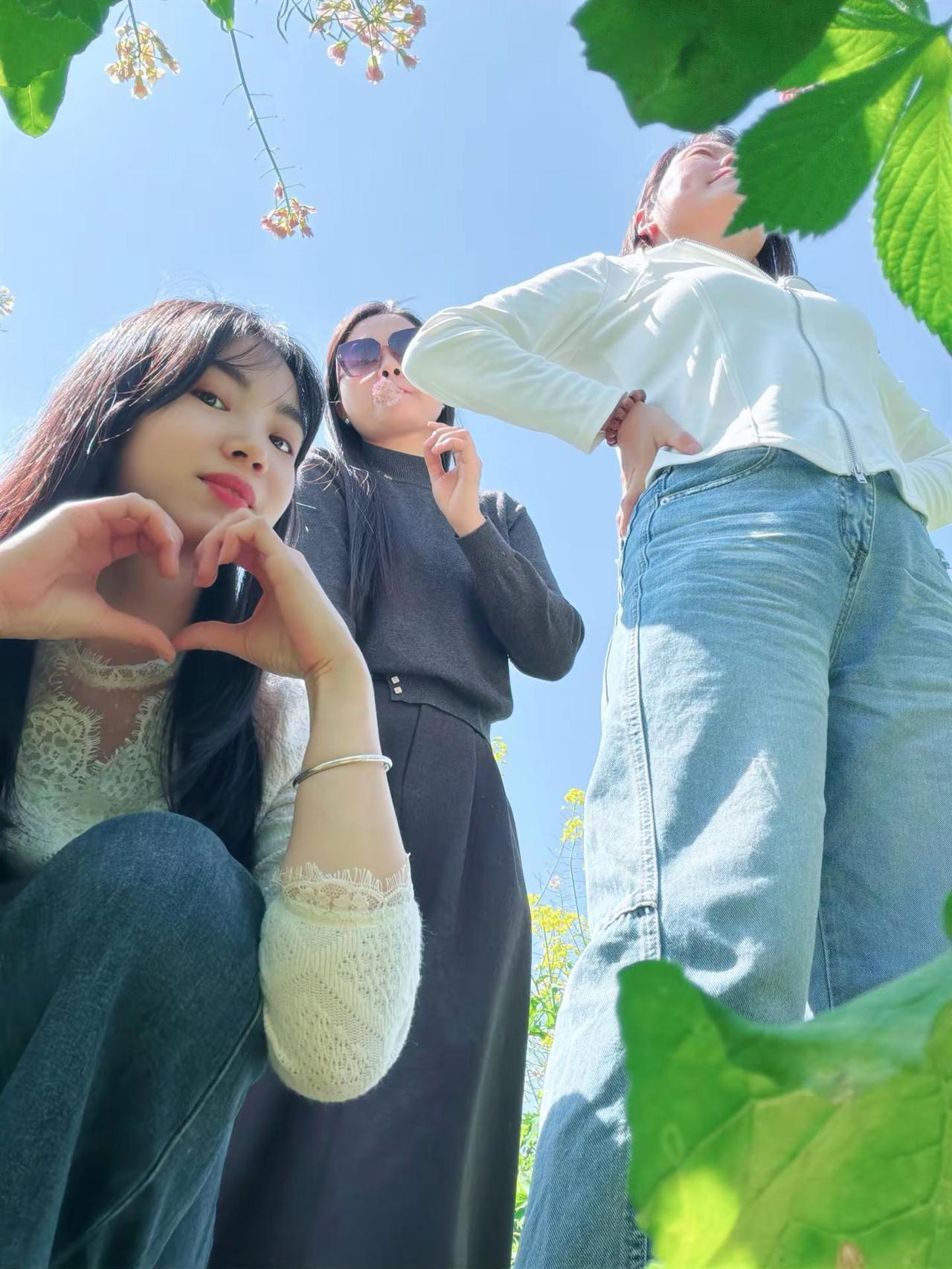 把春天穿在身上，让金黄染透时光"