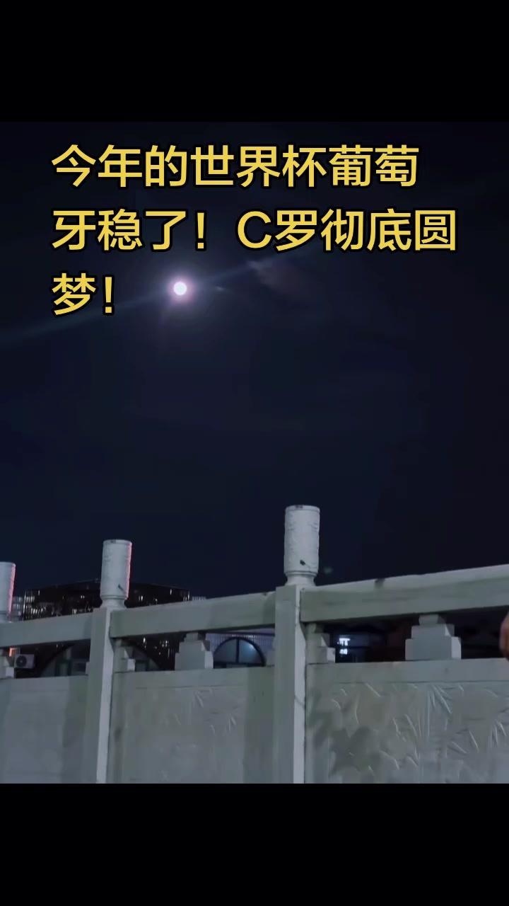🏃‍♀️下班约上球友去踢球，跑完几圈整个人都通透了！风掠过耳边，汗水滑过脸颊，