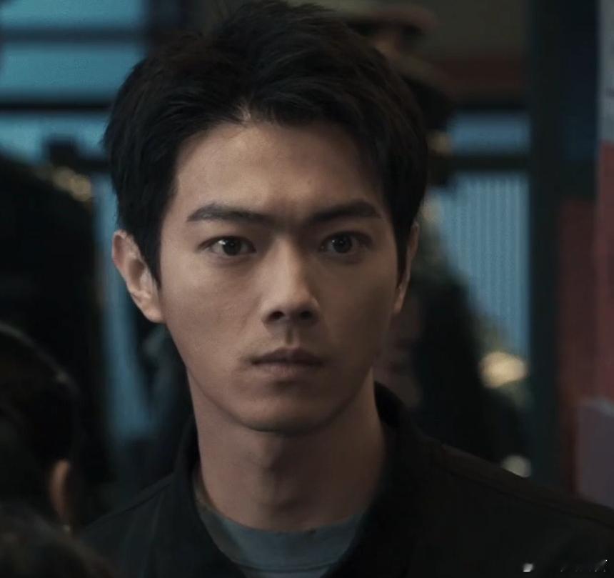 崩溃的爸伤心的妈难以回头的他 生日愿望撞上冰冷抓捕夜命运太残忍 方圆八百米