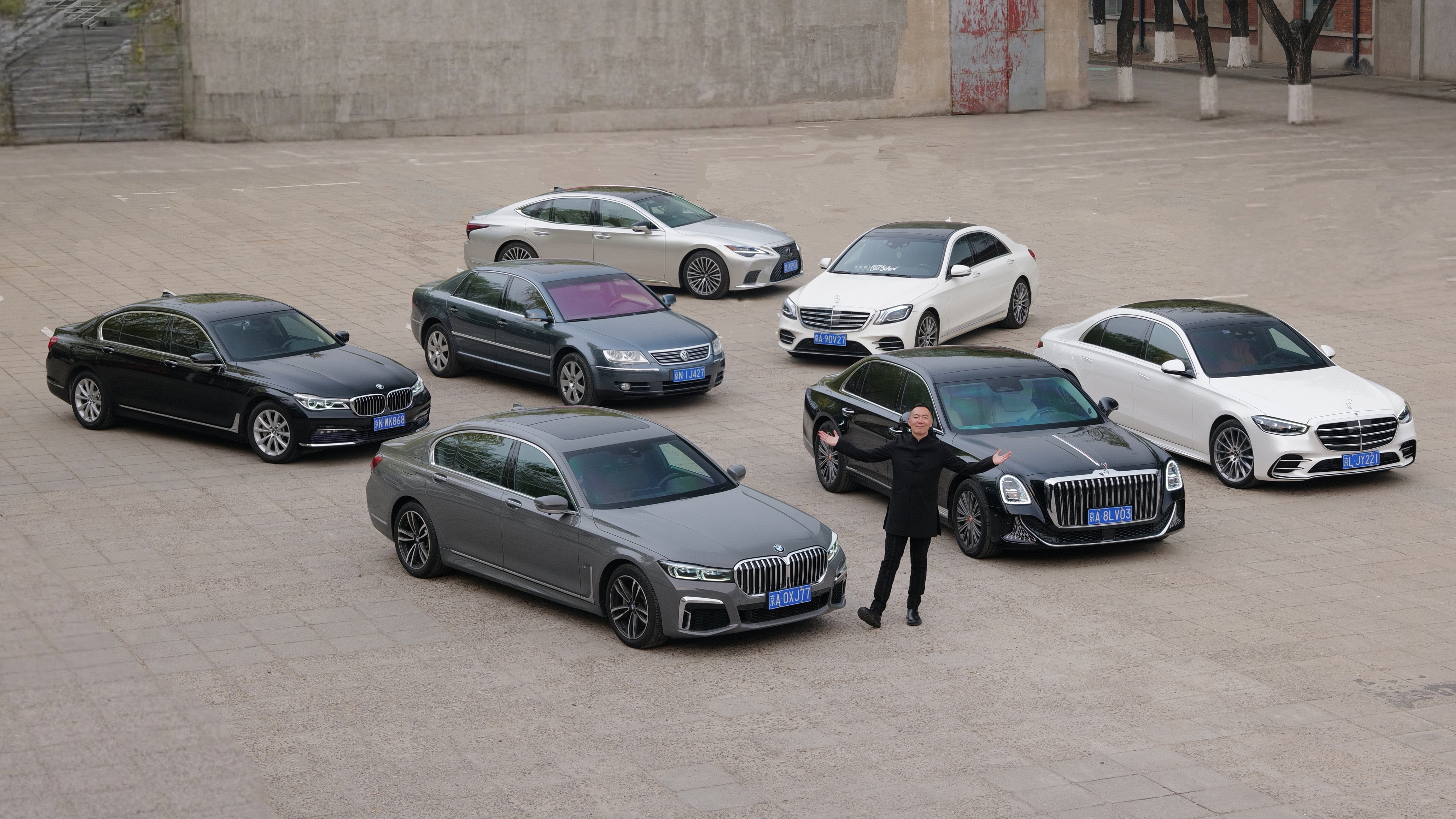 D级车媒体车主聚会太累了——咖啡聊天局愣是干成了横评封面拍摄现场！也难怪，豪华旗