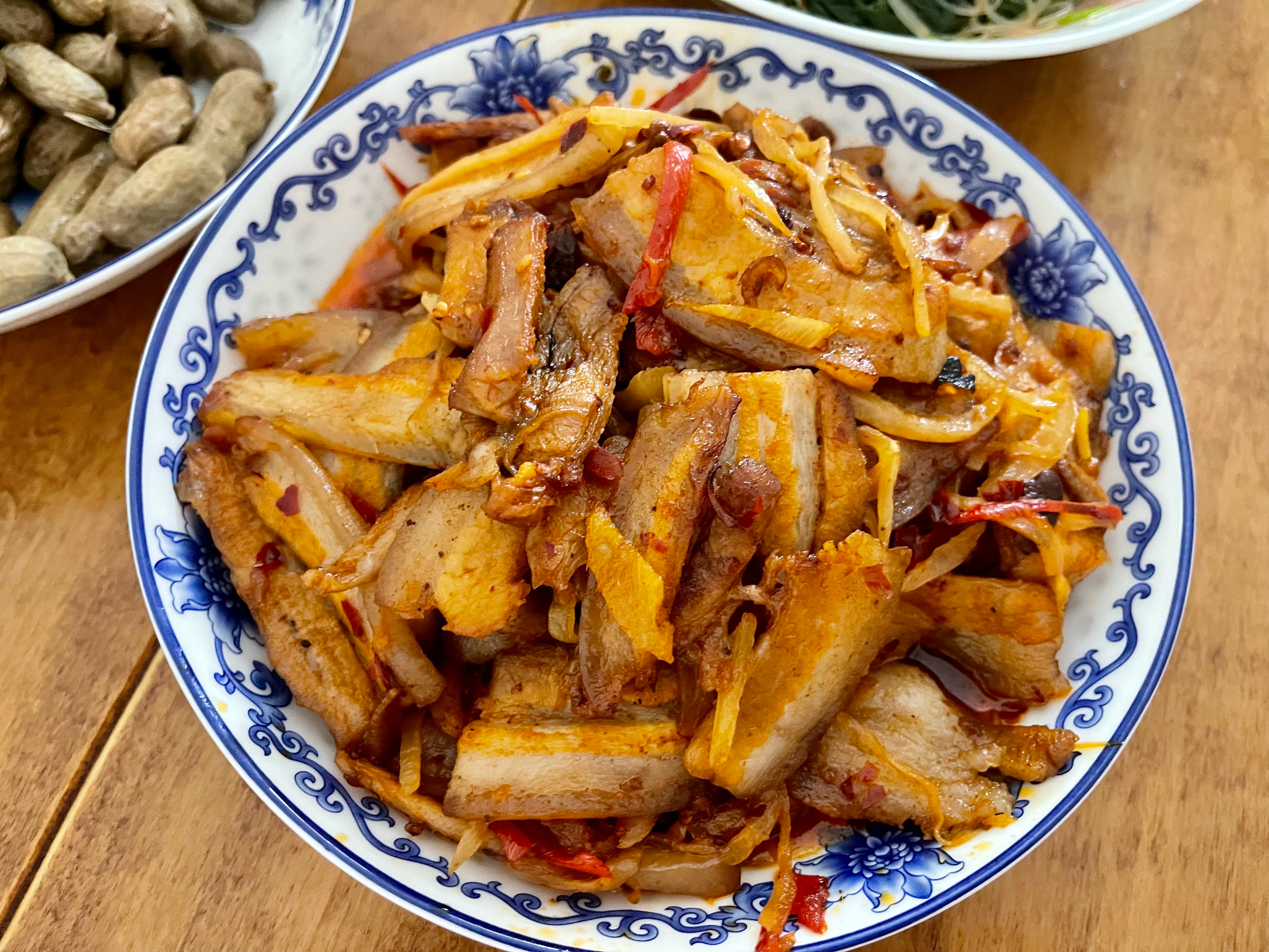 我老妈家发明的“宋氏回锅肉”，真好吃，妈妈的味道！ ​​​