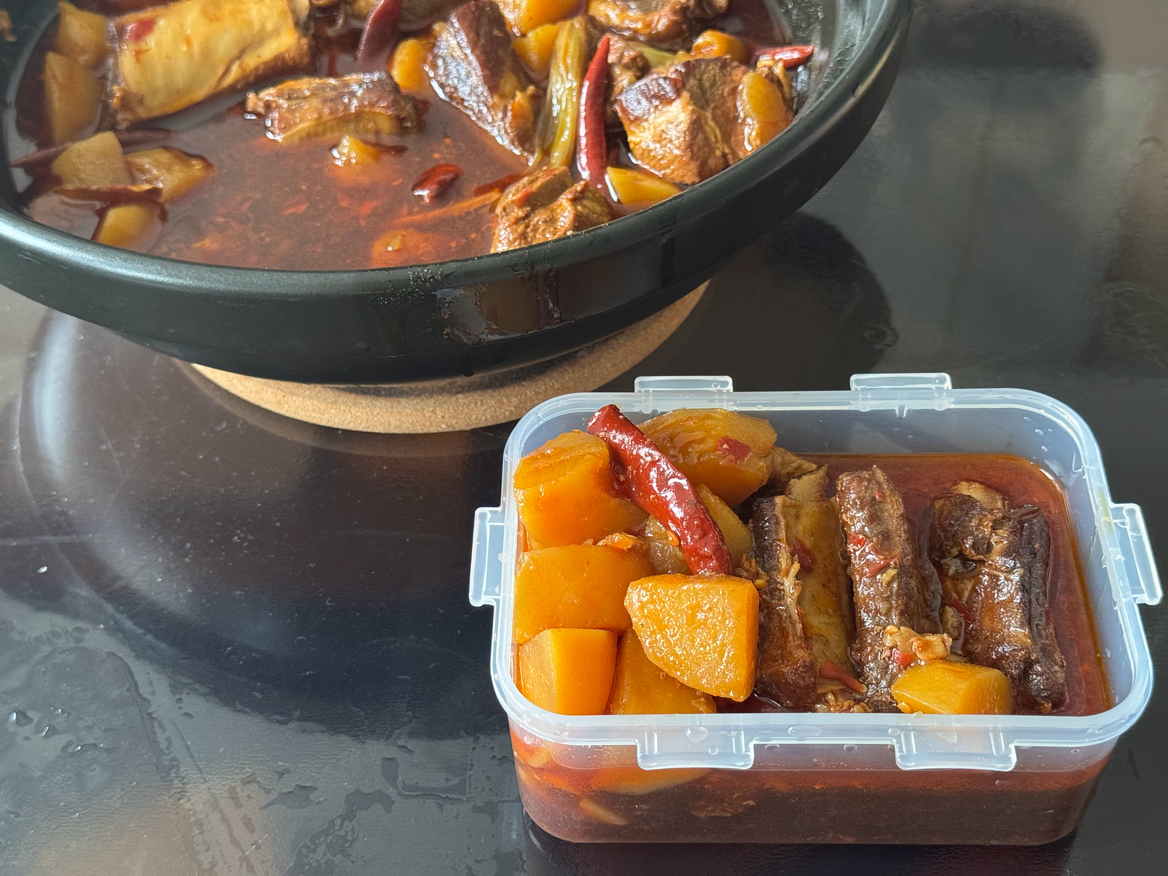 今日份早餐：小李土豆炖排骨但半小时后要出现在拍摄场地，顾不上吃了，带上就是吃过了