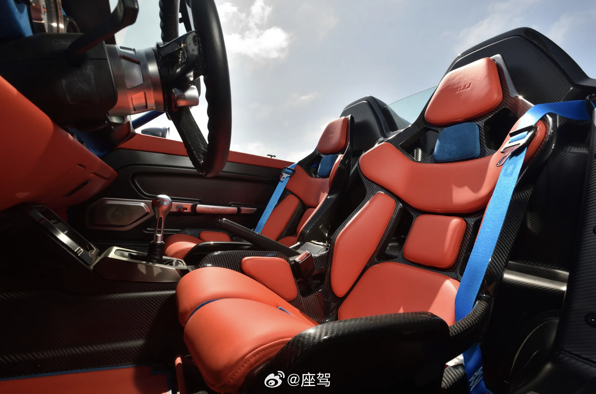 近日，一辆由Gunther Werks打造的保时捷993 Speedster宣布