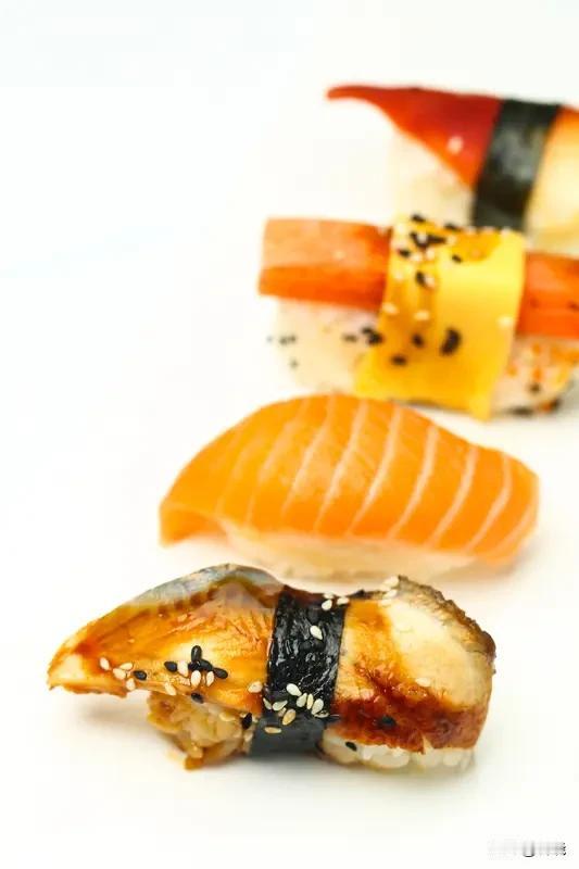 吃手握寿司时，要一口闷。因为师傅精心设计了大小，能一口吃下。
让米饭、鱼肉和配料