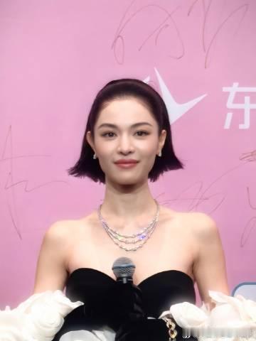 短发钟楚曦  钟楚曦超短发 钟楚曦的尖叫之夜红毯造型对我的眼睛太友好啦，白玫瑰黑