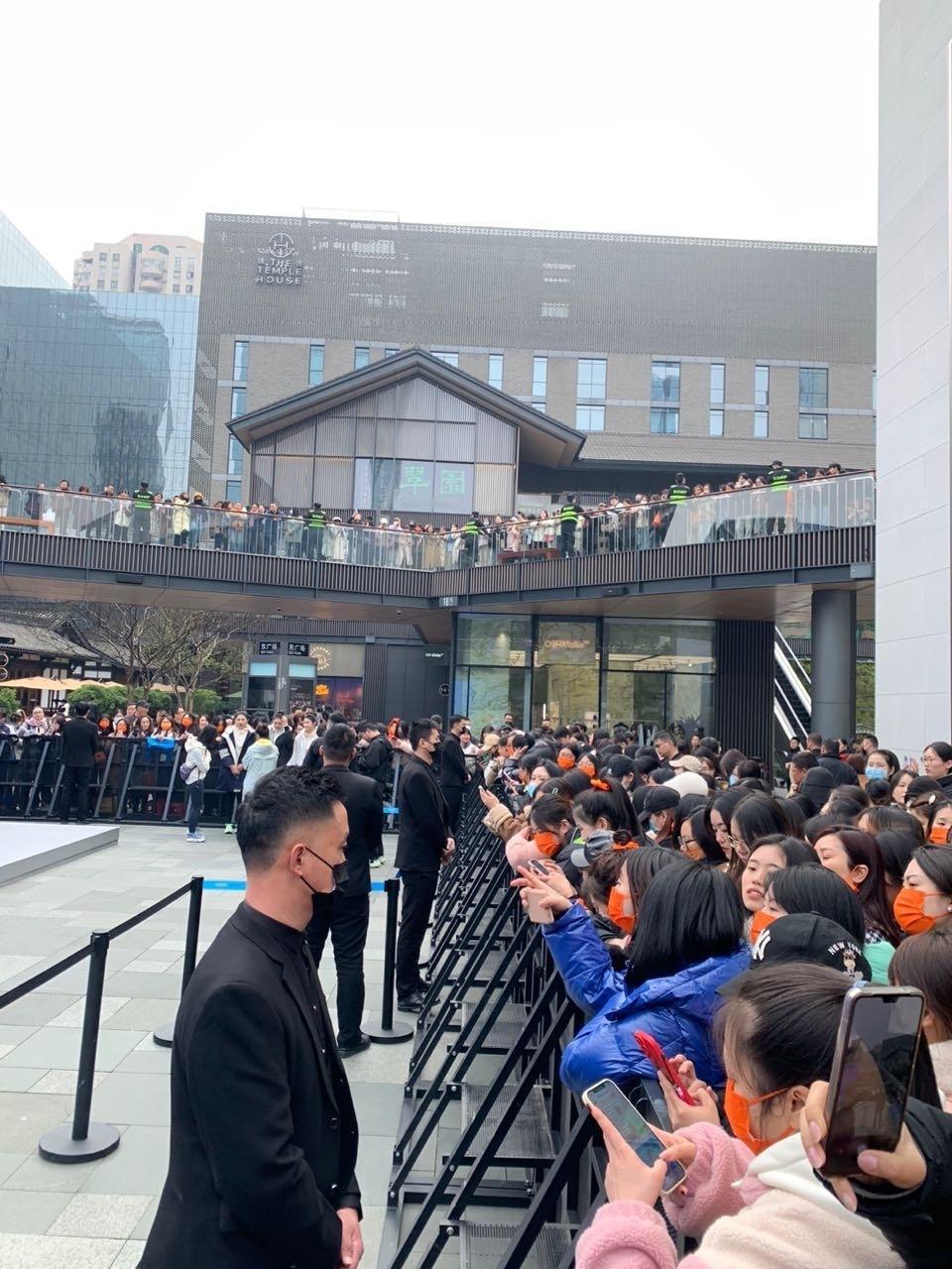 #李现成都活动人气# 还得是李现啊，李现成都线下活动还没开始就已经挤满人了 ​​