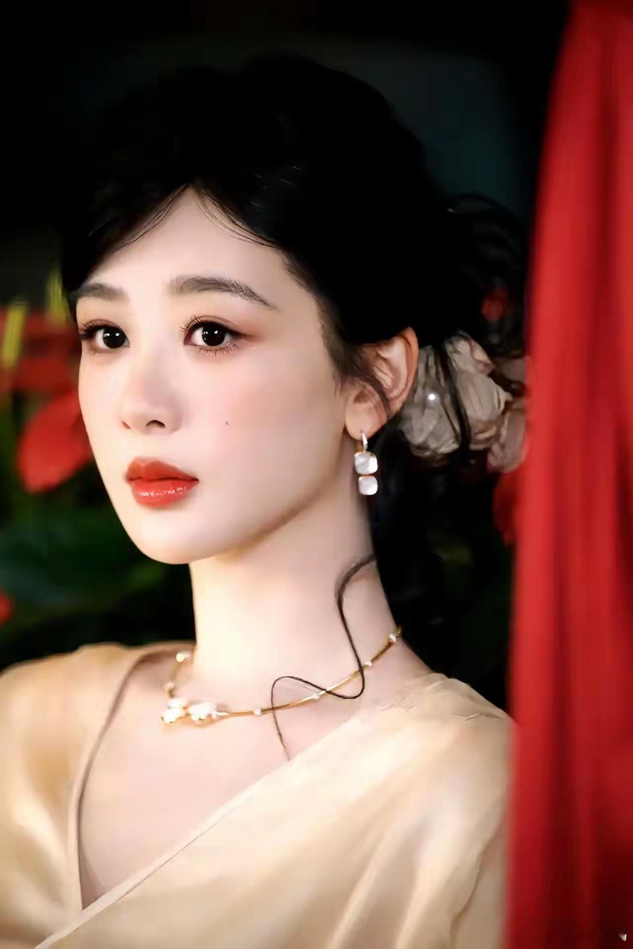 发现一个很有意思的事，只要是杨紫演的剧，不管男主是谁，她跟男主都很有cp感。《亲