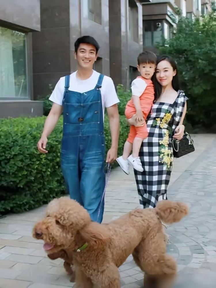 别再吹霍思燕爱狗了。
那根本不是择偶标准，那是一套冷血的权力筛选器。
我告诉