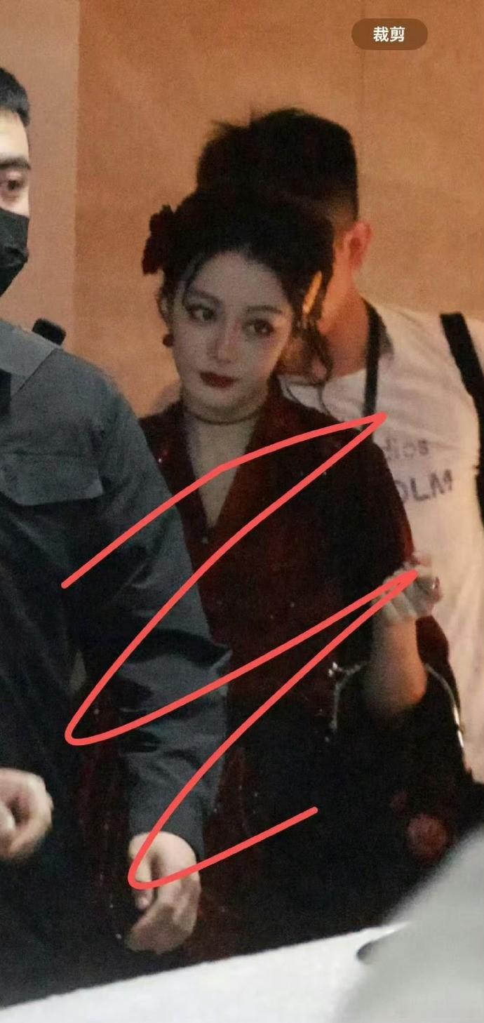 迪丽热巴红衣梦回贺思慕迪丽热巴红裙黑色choker迪丽热巴最新红裙造型太绝！黑色