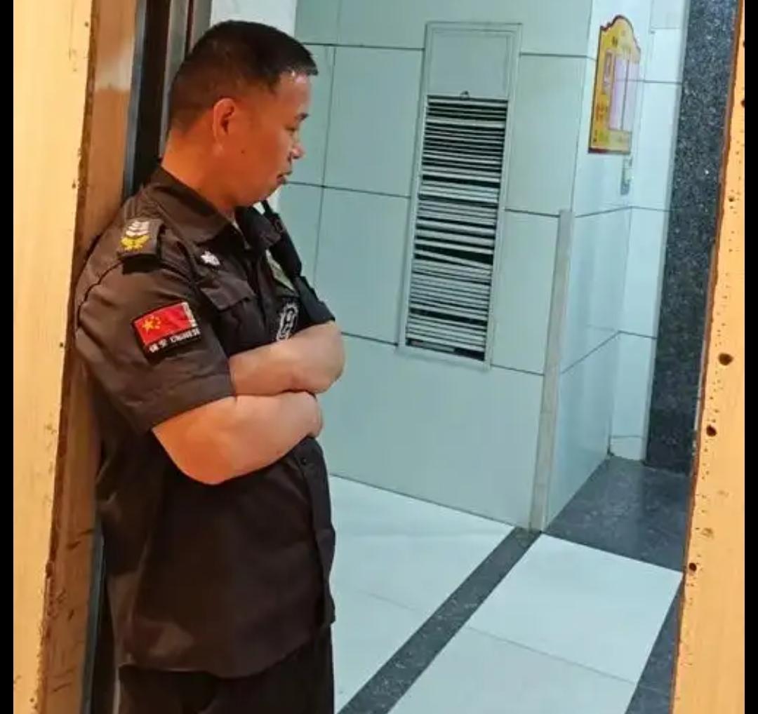 昨晚下雨，半夜回来一个酒醉业主，走路东倒西歪的，到了大门口不走了，跟保安老周无理