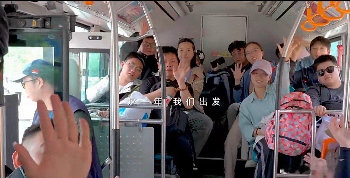 2025是上扬的曲线 这一年，青年内画艺人用笔尖在瓶内作画，用技艺绘就上扬曲线；