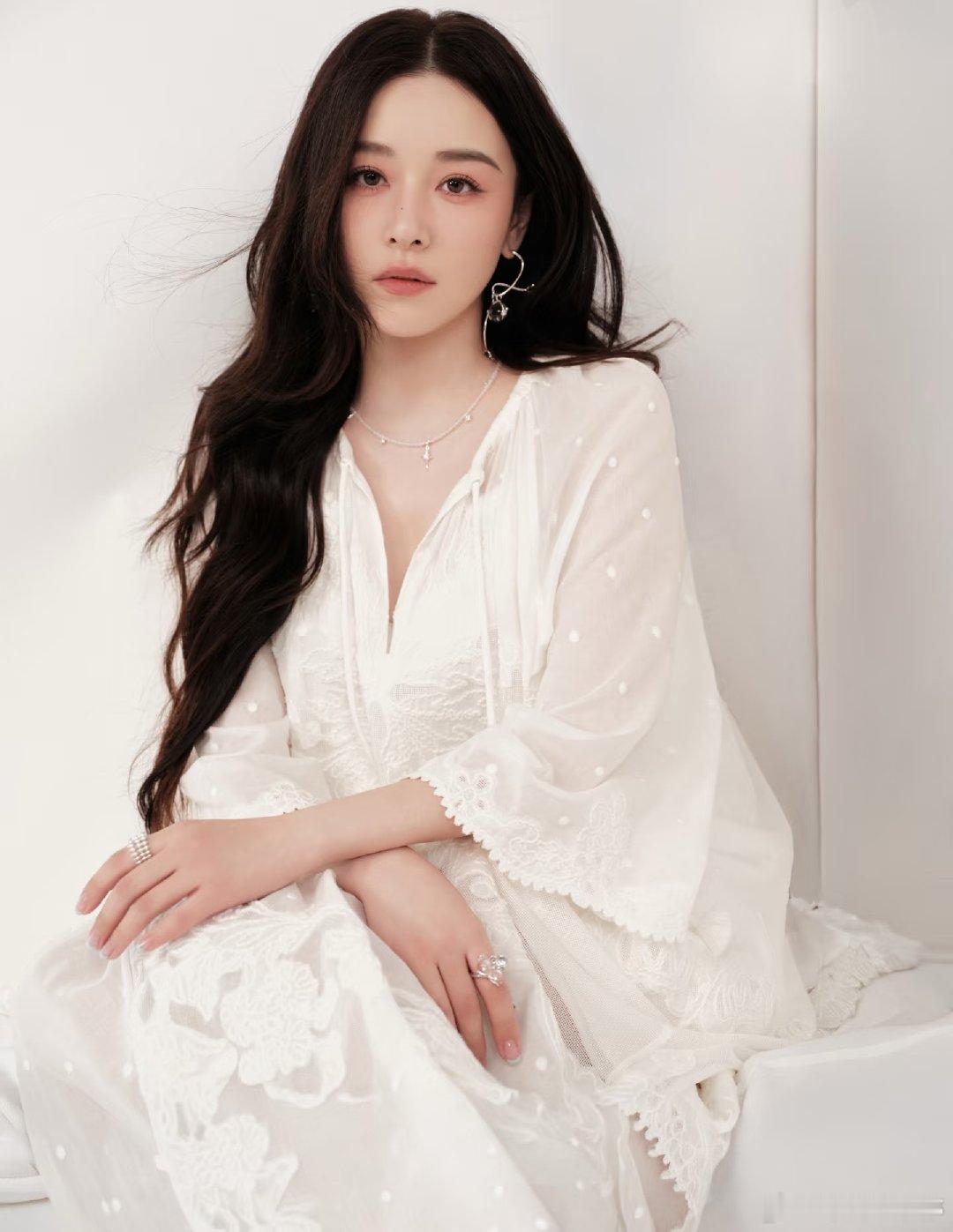 阚清子我在说什么 姐姐穿黑色礼服背影也超美的啊！这个背部线条！姐姐是真的瘦啊！姐