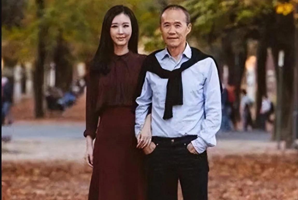 万科创始人王石已携妻子田朴珺移居日本，并在那里举办了盛大的乔迁派对，据参加宴会的