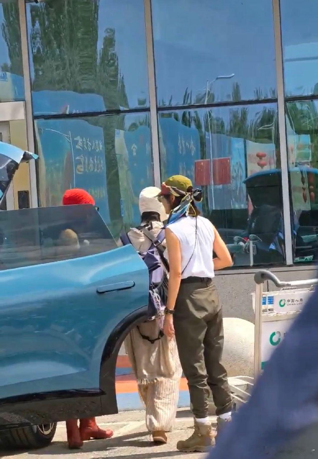 李宇春辛芷蕾高叶倪妮化学反应 向野的我们辛芷蕾的行李箱气场十足，沉甸甸的大包自带
