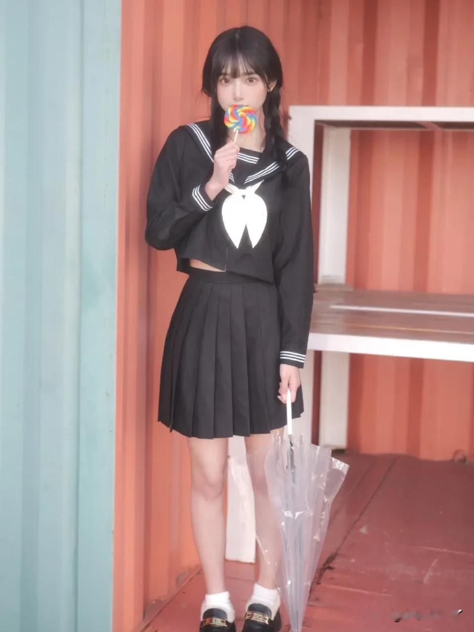 女生怎么穿搭会看上去很优雅 元气少女穿搭指南：黑白色调与彩虹棒棒糖的完美碰撞！?