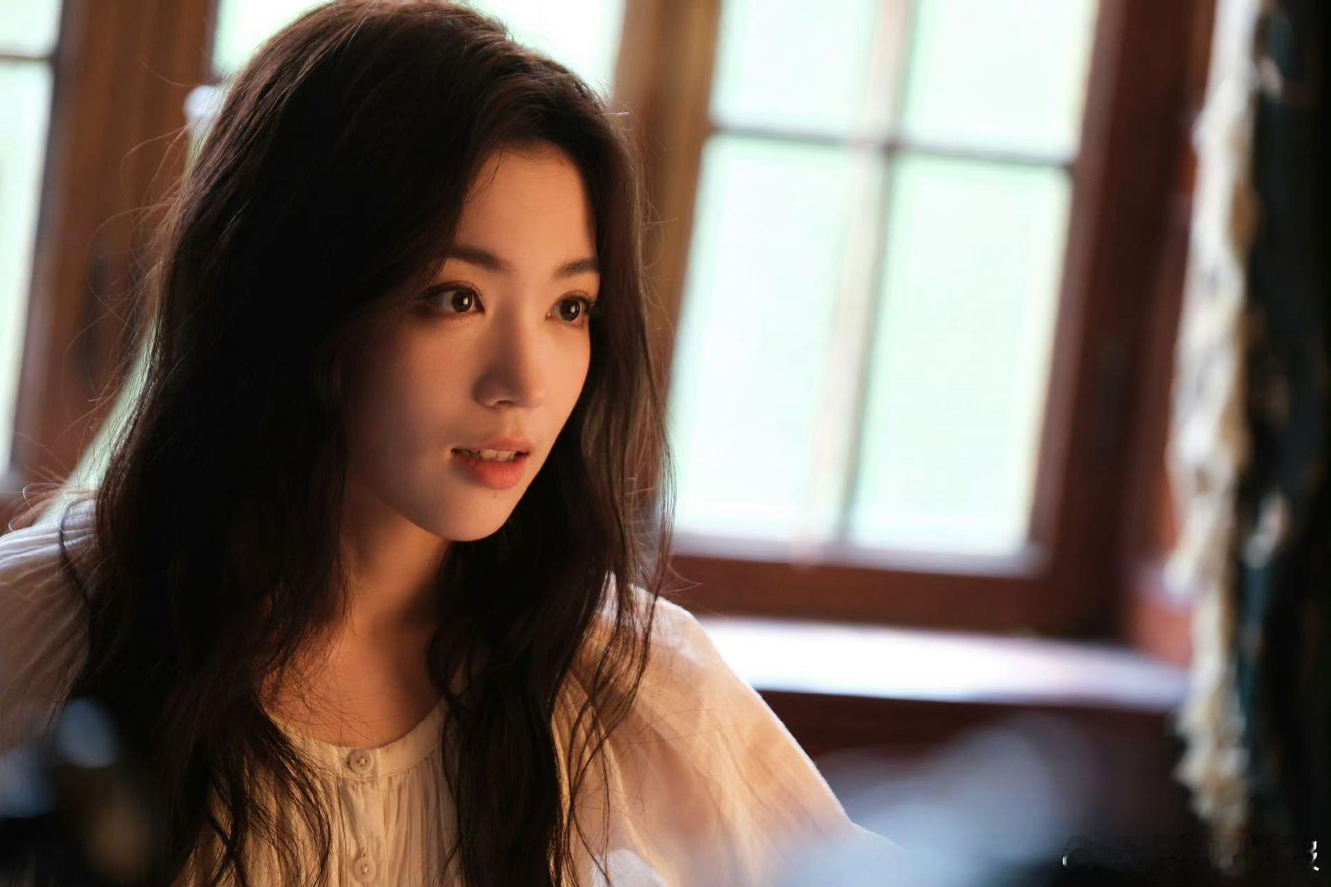 代露娃用一笔画自由以画为翼，奔赴山海，代露娃在《画梦录》里化身追光画家，用笔墨勾