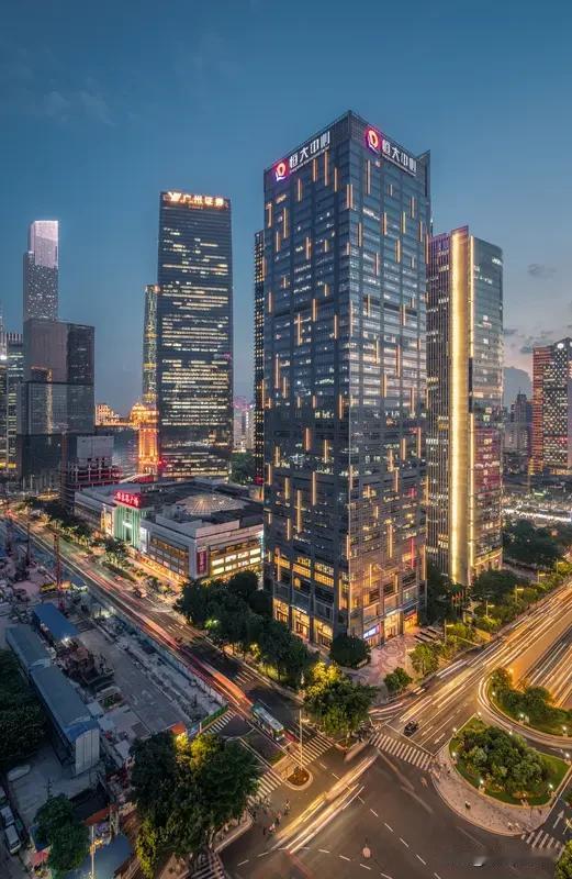 许家印从首富到无期
剧情比剧还抓马
2026年8月20日
深圳中院判他无期
没收