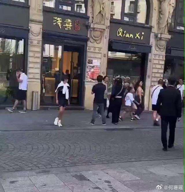 #邓超孙俪一家巴黎吃火锅#  .8月8日，有网友偶遇、孙俪、等等、小花🌸一家四