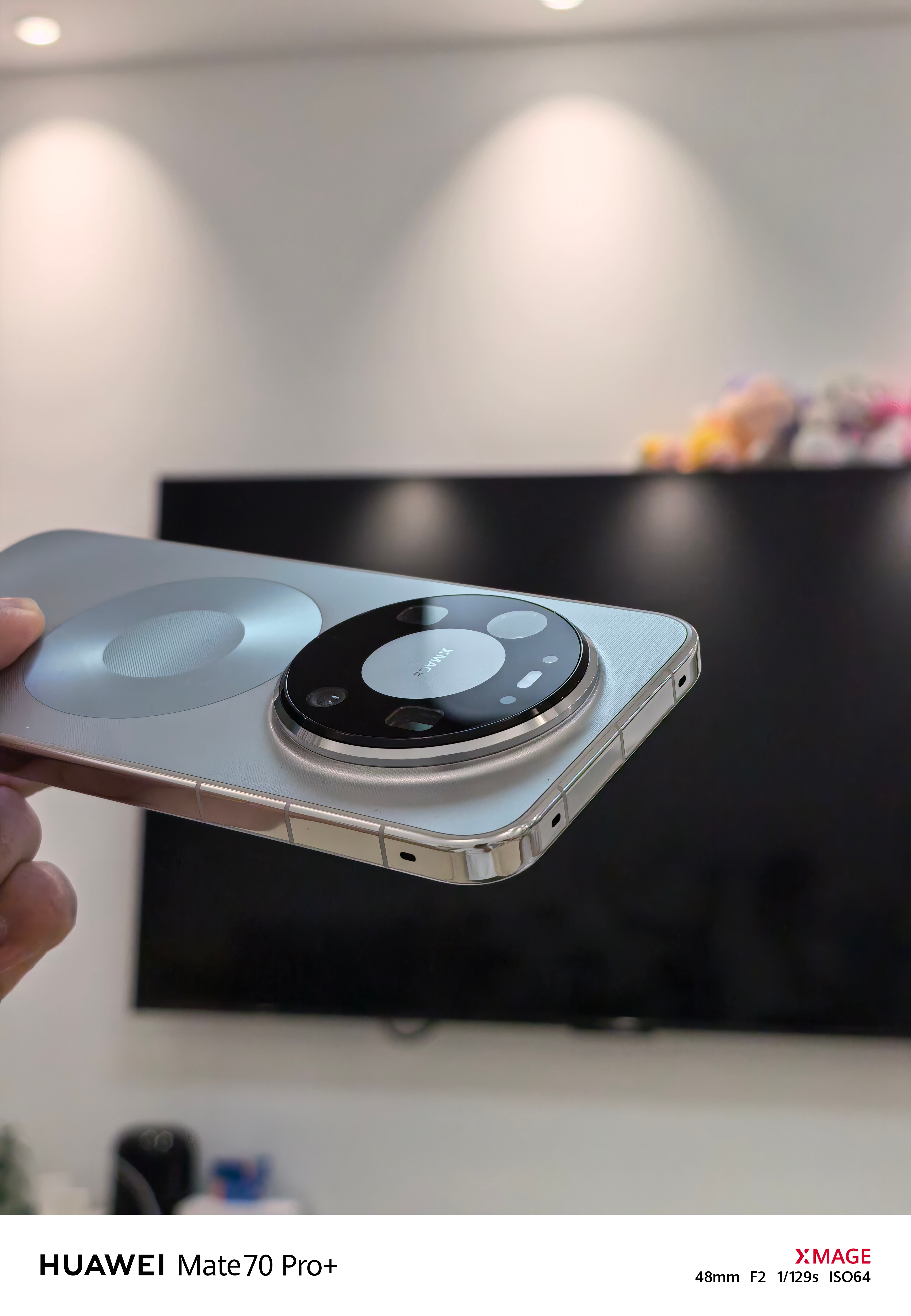 华为Mate80 Pro Max「极地银」到手了，第一眼的感觉就两个字「高级」。