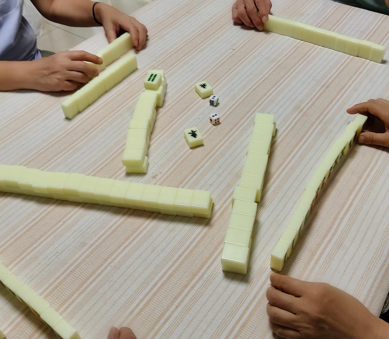 全家聚会
今天去姐家，几家人边聊天，边动手动脑打打麻将。不知不觉，时间过的真快，