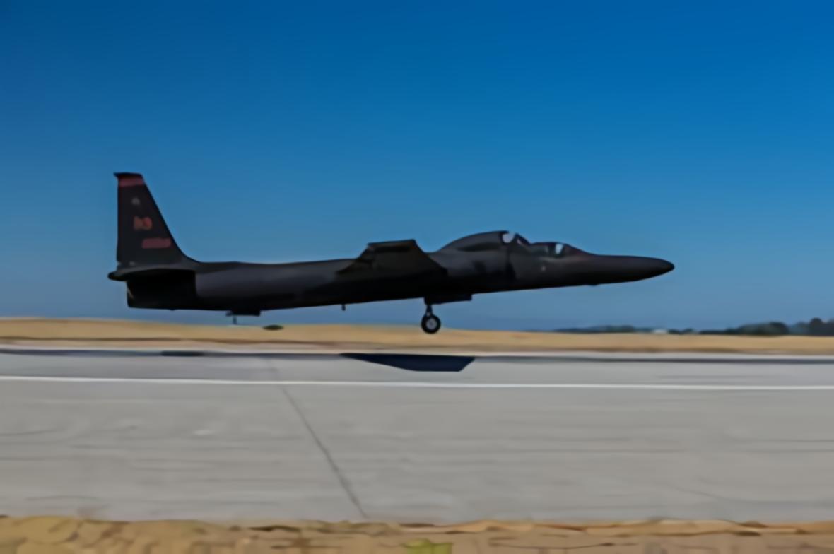 美国U-2“黑寡妇”侦察机U-2是洛克希德研制的单发高空侦察机，绰号为“黑寡妇”